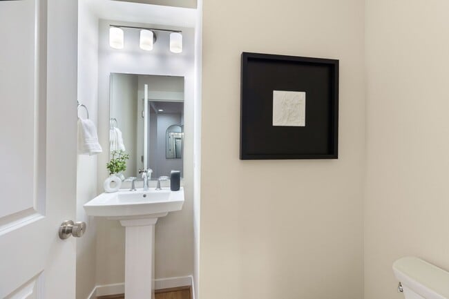 Building Photo - Comfort Meets Convenience in This Bellevue Condo