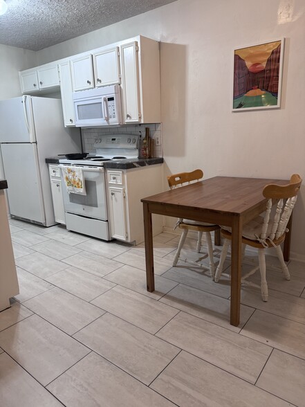 Dining area open layout - 430 Lindsey St