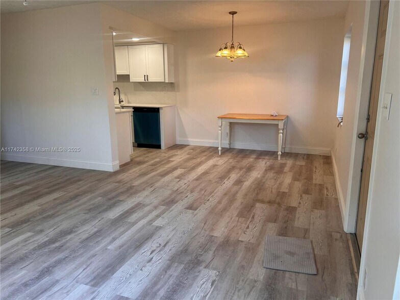 Building Photo - 820 SW 12th Ave