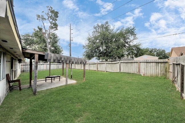Building Photo - 13610 Piney Oaks Dr