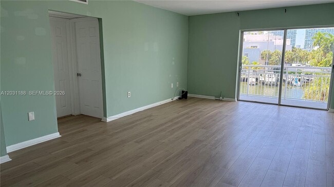 Building Photo - 400 Kings Point Dr