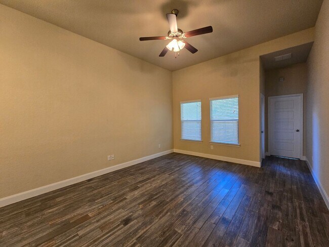 Building Photo - Walk to Historic Gruene! Fridge Included /...