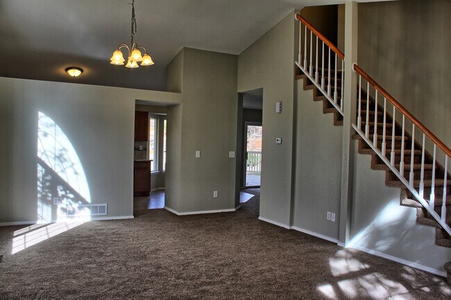 Building Photo - 4 bed 3 bath Stonegate home across from park