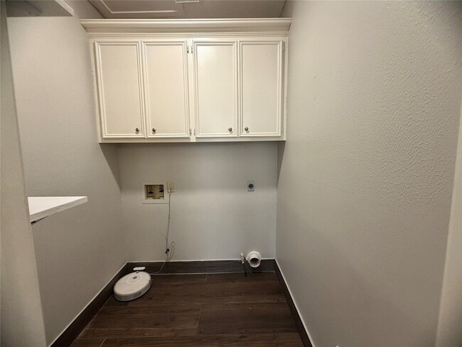 Building Photo - 8006 Oakwood Bend Dr