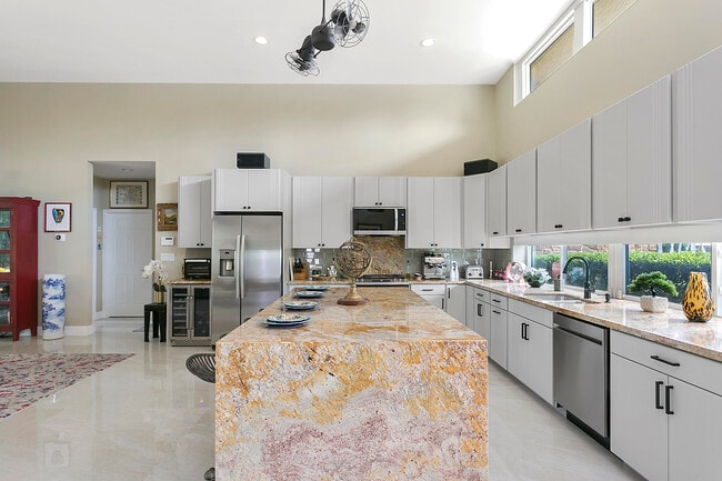 Building Photo - 2701 NE 2nd Ave