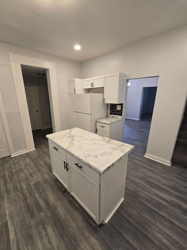 Building Photo - 3 BEDROOM SINGLE FAMILY