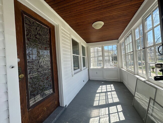 Building Photo - SINGLE FAMIKY FOR RENT IN MAPLEWOOD LOCATION !