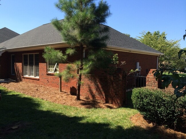 Building Photo - AVAILABLE TO SHOW!!!