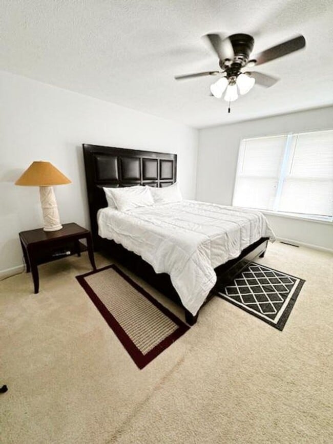 Building Photo - Short or long term Executive 4 bedroom 2.5...