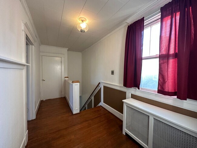 Building Photo - Charming 3 Bedroom/1.5 Bathroom Home in Ha...