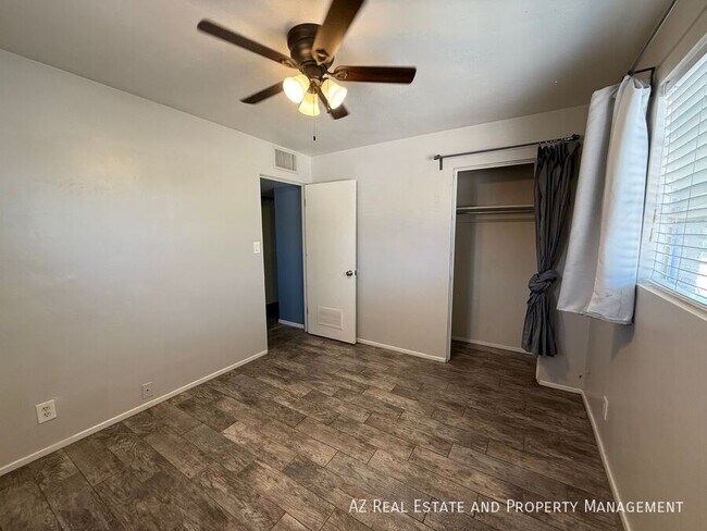 Building Photo - 1725 S Farmer Ave