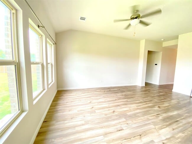 Building Photo - 1800 Canyon Ln