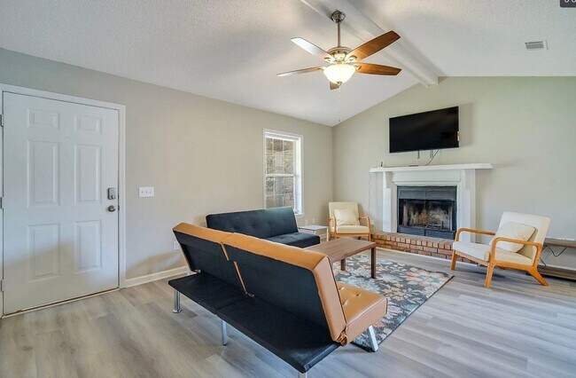 Building Photo - Available June 22nd! Beautiful