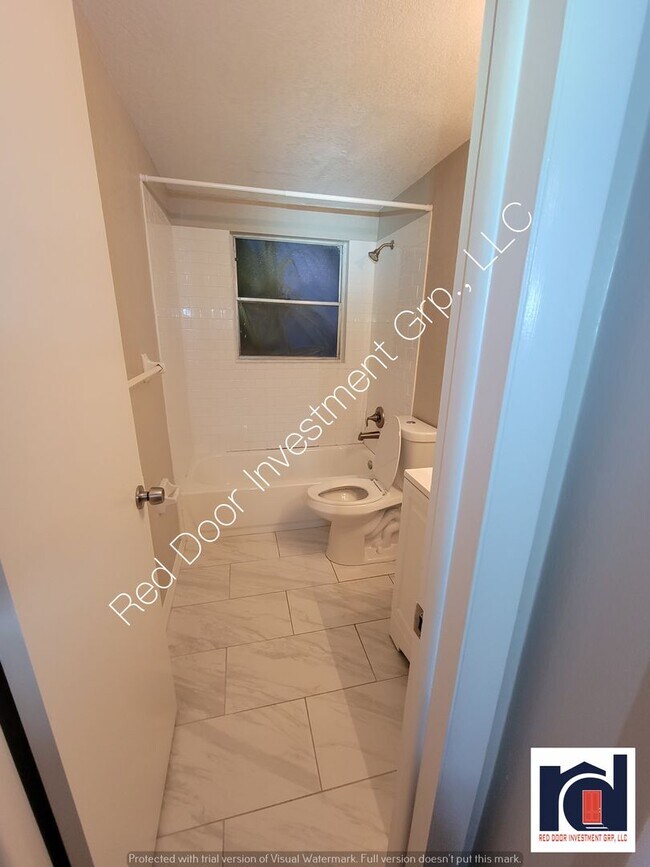 Building Photo - Downstairs 1/1 - Small Quiet Apartment Com...