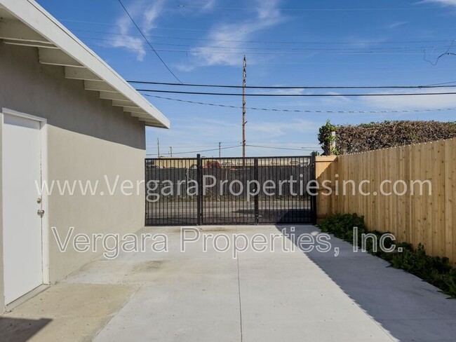 Building Photo - 18012 Manhattan Pl