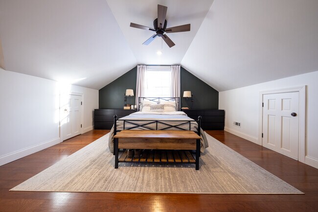 Building Photo - 2626 N Vincent Ave