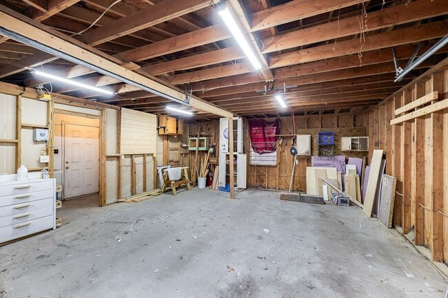 Building Photo - Beautiful Baldwin Park Craftsman home ready for move in!