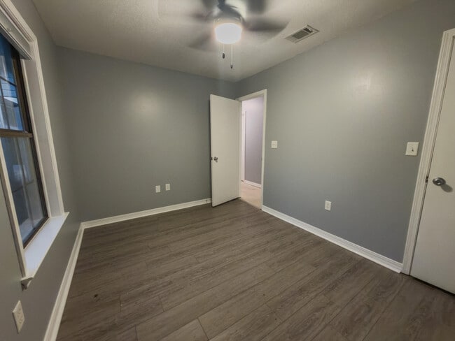 Building Photo - 209 Pinoak Ct W