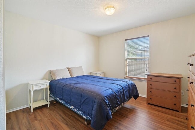 Building Photo - 410 S Water Ln