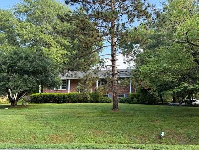 Building Photo - 4 BEDROOM AVAILABLE NOW!! MONTHLY RENT IS ...