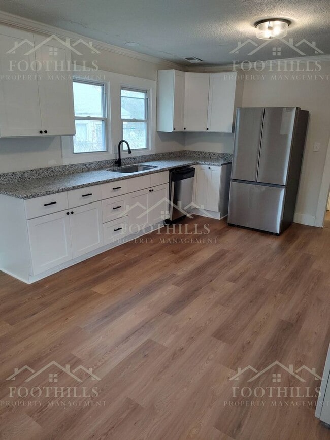 Building Photo - 211 Dickens Ave