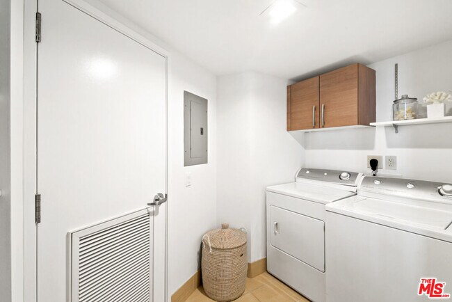 Building Photo - 13650 Marina Pointe Dr