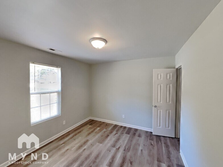 Building Photo - 829 Woodland Ln