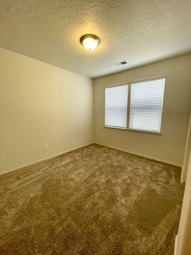 Building Photo - Beautiful like new 3 bedroom Hayden home i...
