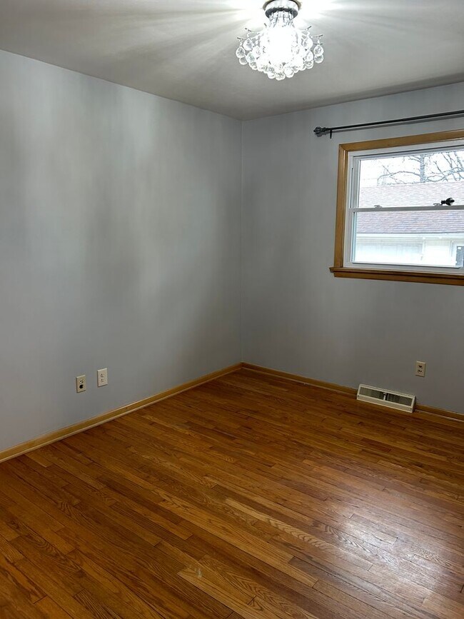 Building Photo - Brick Ranch for Rent in Mayfield HTS walking distance to Golden Gate Plaza