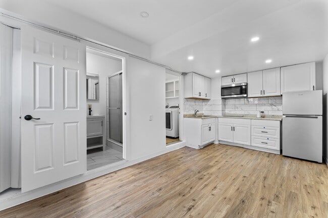 Building Photo - "Experience Luxurious Living: Spacious 4-B...