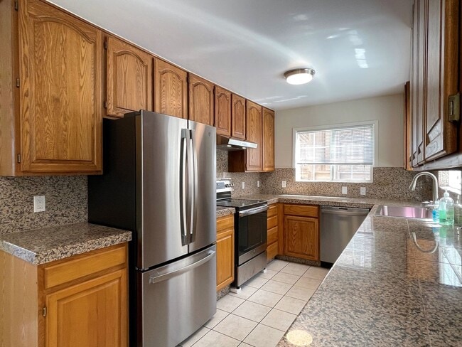 Building Photo - Beautiful 3 bedroom, 2 bathroom home in du...