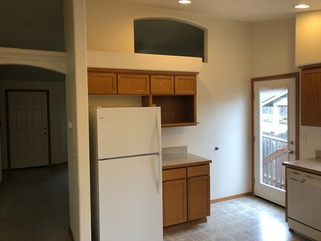 Building Photo - Singular room for rent with shared living space.