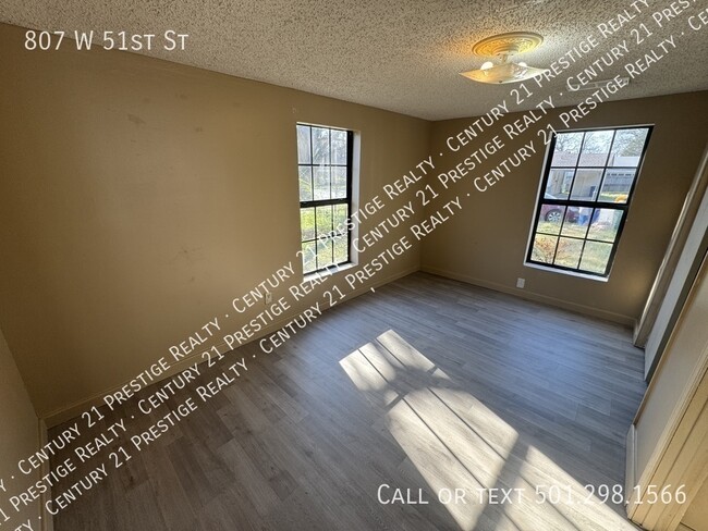 Building Photo - 807 W 51st St