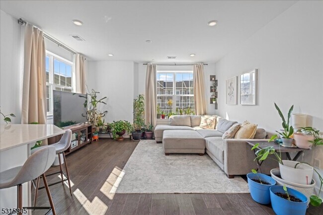 Building Photo - 33 Veterans Wy