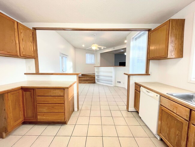 Building Photo - Large 2 Bed, 1 Bath