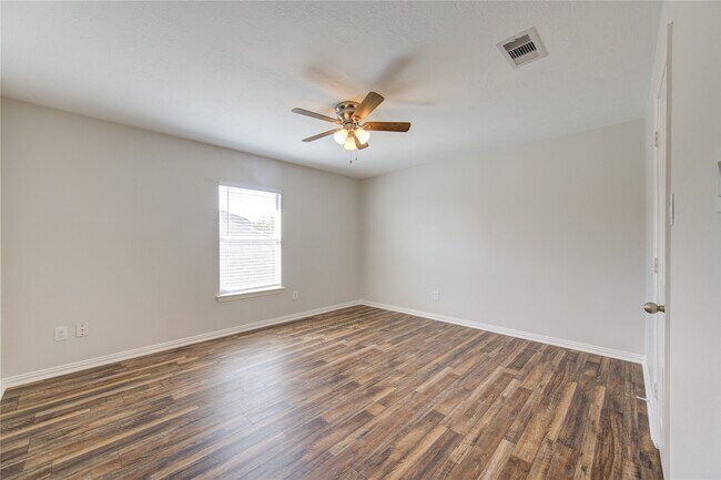 Building Photo - 24615 Lakecrest Bend Dr