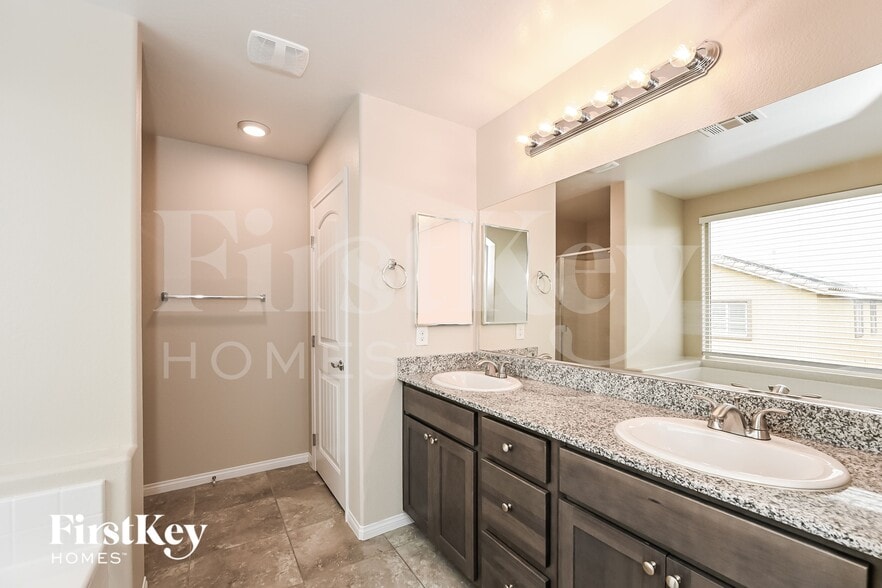 Building Photo - 9228 S Park St