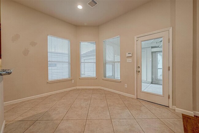 Building Photo - 722 Silver Creek Cir