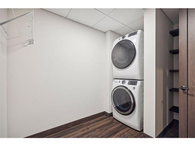 Building Photo - 253 Lake St E