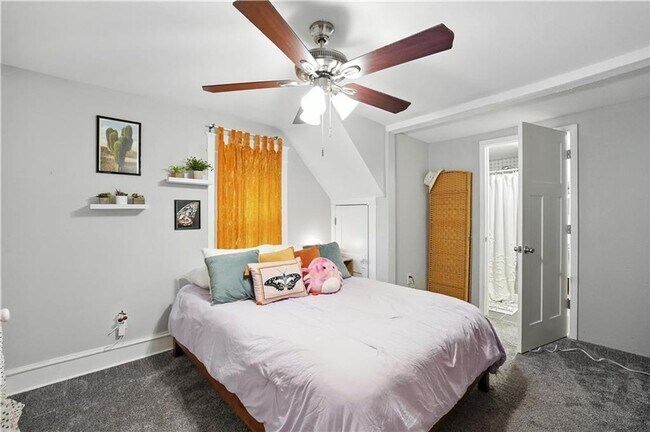 Building Photo - Great 2 bedroom 2 FULL bathrooms remodeled...