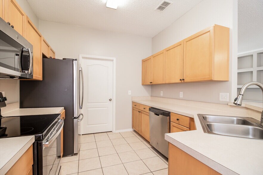 Building Photo - 1136 Cherry Valley Way