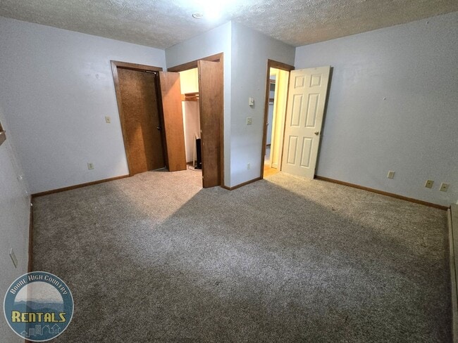 Building Photo - 460 White Oak Rd
