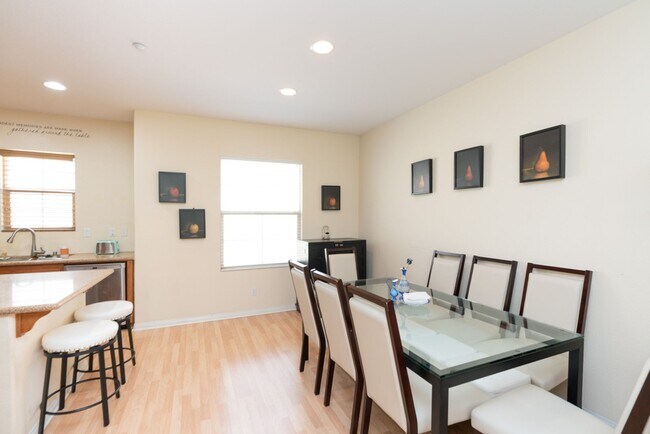 Building Photo - 3 Bedroom Townhome in the Escala Community of Mission Valley