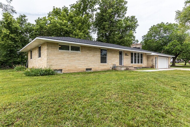 Building Photo - 1801 Elaine Dr