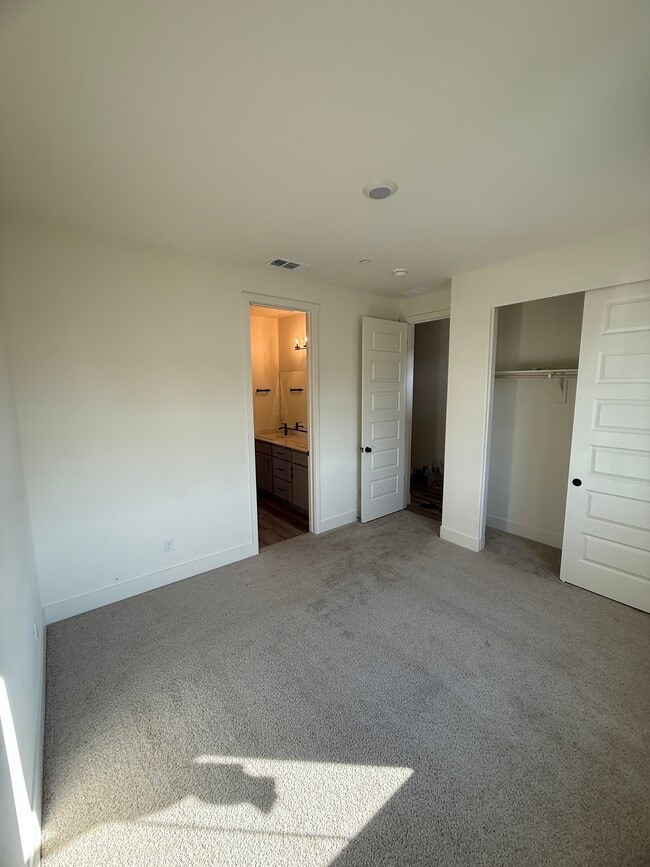 Building Photo - 402 Broadstone Ct