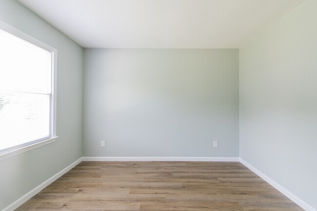 Building Photo - 578 Tryon Pl