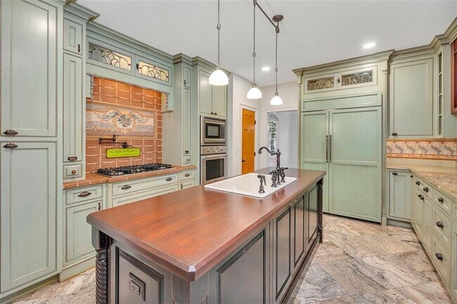 Building Photo - 210 Settlers Rd