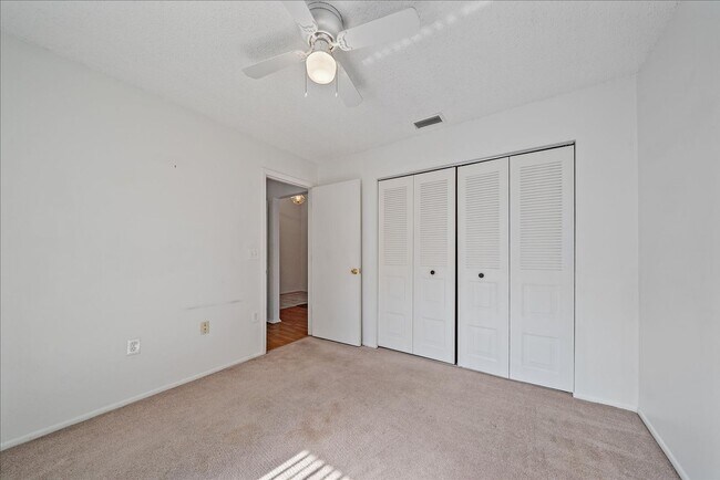 Building Photo - Annual 3 bed 2 bath house with a garage av...