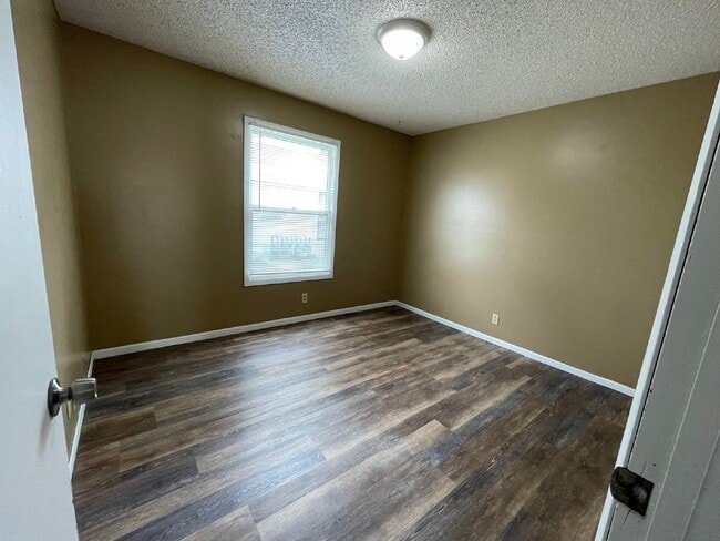 Building Photo - Modern 2 Bedroom, 1 bathroom downstairs ap...