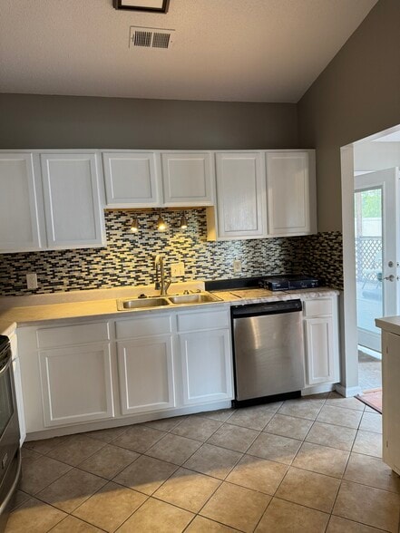 Building Photo - 244 Edinfield Ct